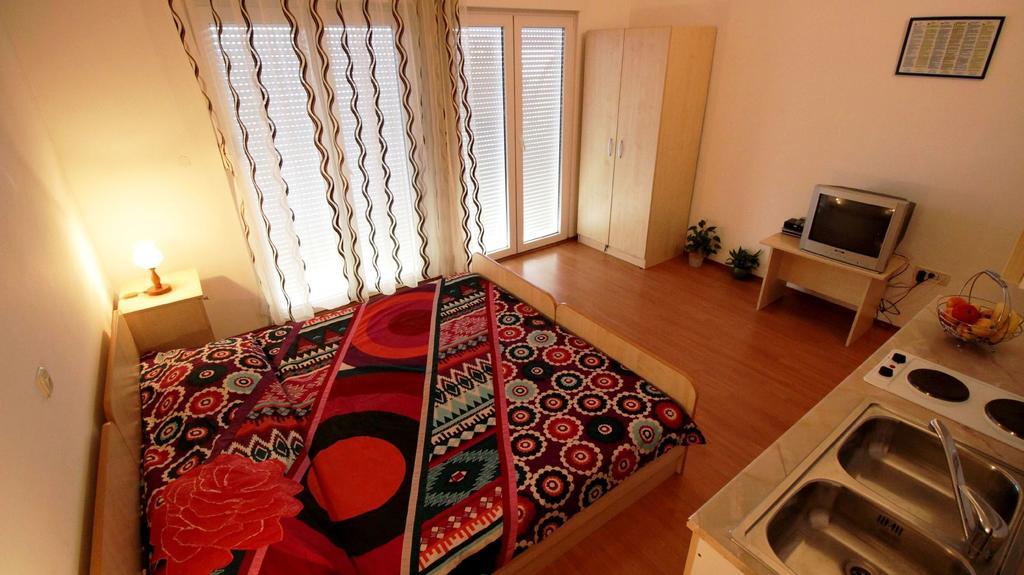 Apartments Ivka Omis Bagian luar foto